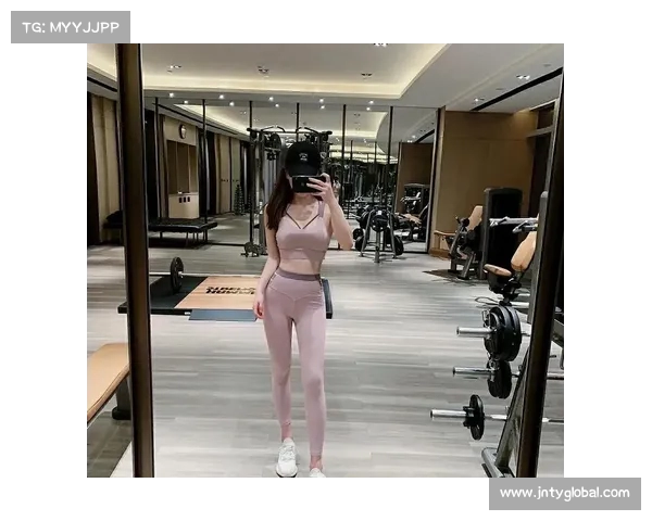 健身房里的诱惑:分居后,我的臀部成了私教的目标(健身房的你) 健身房里的诱惑:分居后,我的臀部成了私教的目标(健身房的你)